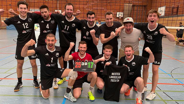 VFLer Jungs nach ihrem letzten Auswärtssieg (von links oben nach unten rechts: Fabian, Sebastian, Flo, Peter, Hauke, Johannes, Luggas, Jonas, Max, Killian und sein Vater Andy)