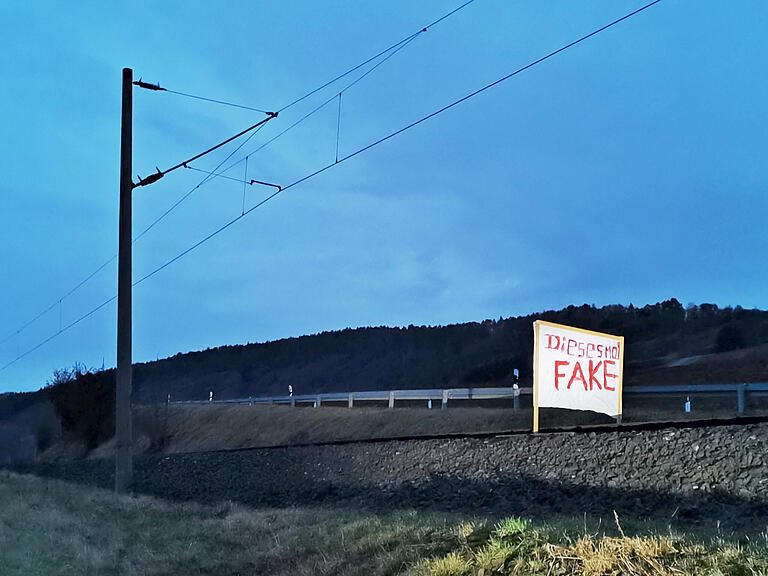 Dieses Plakat entdeckte der Stettener Ronny Sauer zu Jahresbeginn 2021 auf den Gleisen der Werntalbahn zwischen Stetten und Schönarts im Landkreis Main-Spessart, machte das Foto und entfernte das Transparent. Dieses Plakat entdeckte der Stettener Ronny Sauer zu Jahresbeginn 2021 auf den Gleisen der Werntalbahn zwischen Stetten und Schönarts im Landkreis Main-Spessart, machte das Foto und entfernte das Transparent.
