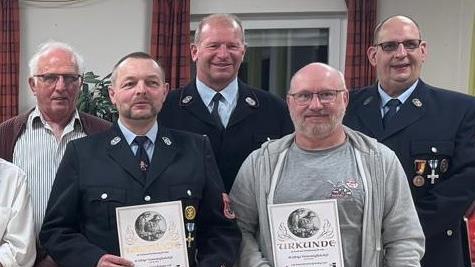 Vereinsehrungen: (von links) für 40 Jahre wurden geehrt: Heinz Kopp, Johannes Wolf, Matthias Dorn und Albert Dorn. Hinten rechts der 2. Vorsitzende Ralf Hergenröder. - Vereinsehrungen: (von links) für 40 Jahre wurden geehrt: Heinz Kopp, Johannes Wolf, Matthias Dorn und Albert Dorn. Hinten rechts der 2. Vorsitzende Ralf Hergenröder. Vereinsehrungen: (von links) für 40 Jahre wurden geehrt: Heinz Kopp, Johannes Wolf, Matthias Dorn und Albert Dorn. Hinten rechts der 2. Vorsitzende Ralf Hergenröder. - Vereinsehrungen: (von links) für 40 Jahre wurden geehrt: Heinz Kopp, Johannes Wolf, Matthias Dorn und Albert Dorn. Hinten rechts der 2. Vorsitzende Ralf Hergenröder.