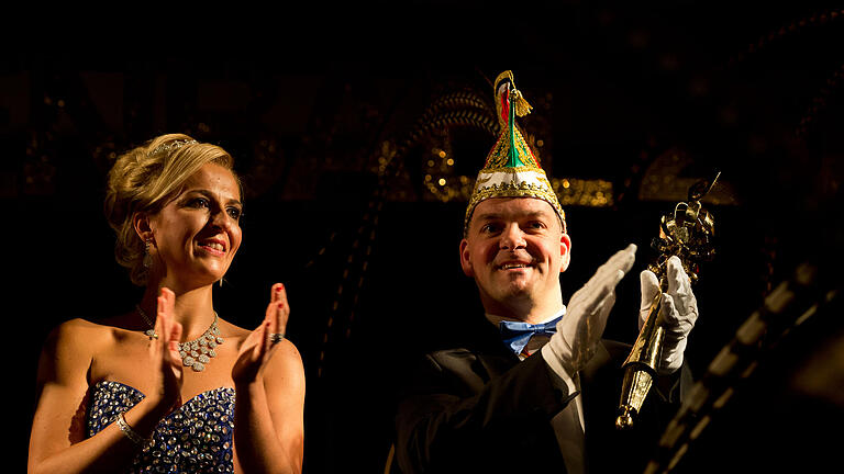 Prinzenpaar bittet zum Tanz       -  Mehrere hundert Gäste feierten am Samstag (10.01.15) den traditionellen Prinzenball der 1. Karnevalsgesellschaft Elferrat im Barbarossa-Saal im Maritim Hotel in Würzburg. Das am Vormittag frisch inthronisiierte Prinzenpaar Steffen I. und Jeanette I.von der Welt der tanzenden Wissenschaften hatten die Würzburger Gesellschaft zum Tanze gebeten.