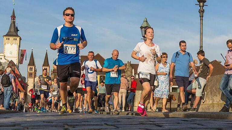 12. Würzburger Firmenlauf: Die Sieger stehen fest       -  Jedes Jahr ist der Firmenlauf  &bdquo;WÜ 2 RUN&ldquo; ein Riesen-Spektakel &ndash; und er ist der größte Einzellauf in Unterfranken: 4600 Aktive aus  über 150 Unternehmen und Einrichtungen waren am Mittwochabend zum mittlerweile 12. Firmenlauf gemeldet.