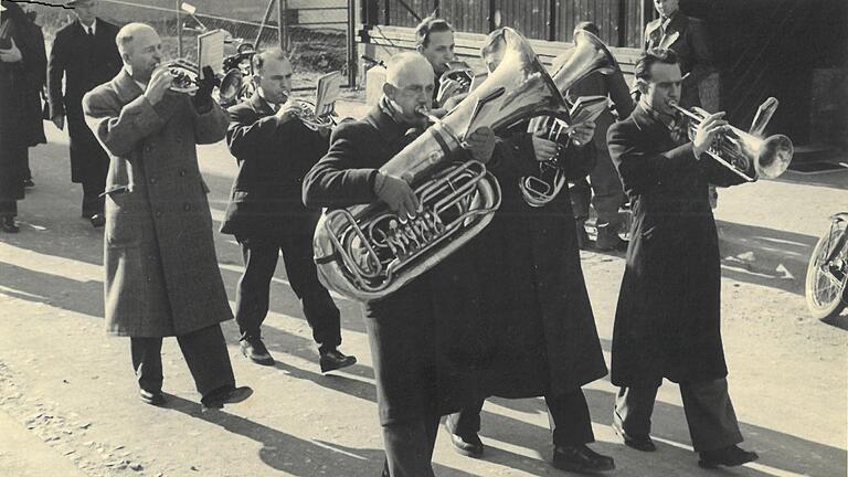 Im umgefärbten Militärmantel zur Konfirmation aufgespielt. Heiner Langguth, ganz rechts mit Basstrompete und gerade 20 Jahre jung, ist einer von einem halben Dutzend Musikanten des Posaunenchores, die 1951 dafür sorgten dass die Konfirmation an der Christuskirche nicht ohne Musik auskommen musste. Ganz links der langjährige Stadtrat Max Jopp, einer des Trios, das nach dem zweiten Weltkrieg dem Posaunenchor wieder zu neuem Leben verhalf.&nbsp;