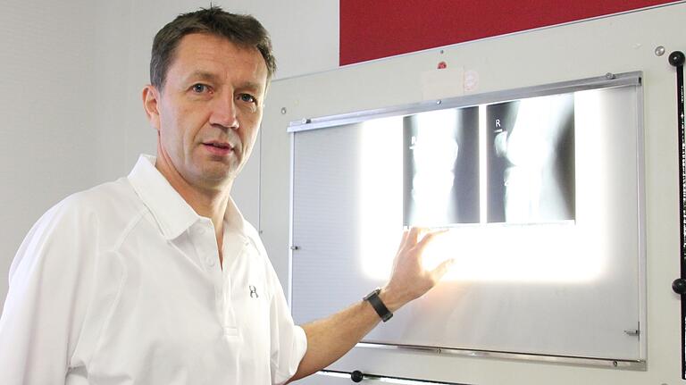 Der Arzt: In seinem Berufsleben nach der Profikarriere trägt Dr. Reiner Wirsching weiß.