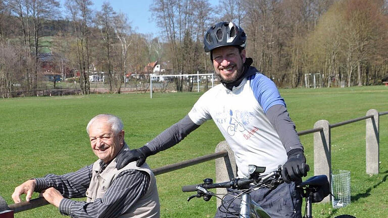 Armin und Heinrich Heurich, Vater und Sohn, gemeinsam gehören sie der DJK Kothen seit 100 Jahren an. Fotos: Petra Heurich - Armin und Heinrich Heurich, Vater und Sohn, gemeinsam gehören sie der DJK Kothen seit 100 Jahren an. Fotos: Petra Heurich Armin und Heinrich Heurich, Vater und Sohn, gemeinsam gehören sie der DJK Kothen seit 100 Jahren an. Fotos: Petra Heurich - Armin und Heinrich Heurich, Vater und Sohn, gemeinsam gehören sie der DJK Kothen seit 100 Jahren an. Fotos: Petra Heurich