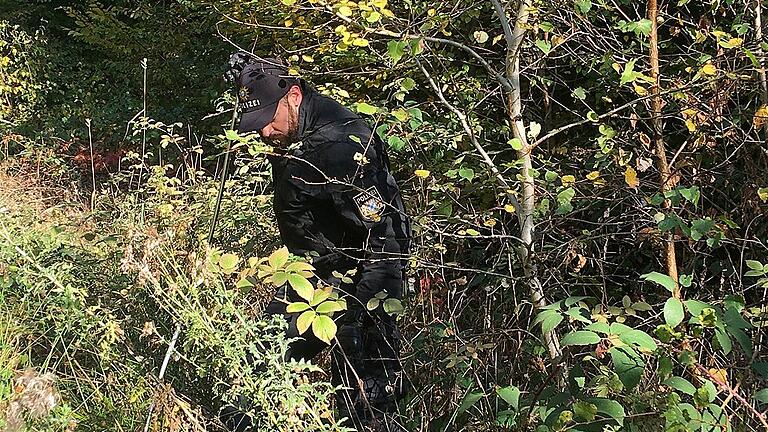 Mit einem Dutzend Polizeitransporter und einem Bus wurde eine Hundertschaft der Bereitschaftspolizei in Würzburg nach Burgsinn gebracht. Sie durchsuchte ein Waldstück in Ortsnähe im Fall der seit 13 Jahren vermissten Brigitte Volkert. Auch ein Polizeihubschrauber stand zur Verfügung. Mit einem Dutzend Polizeitransporter und einem Bus wurde eine Hundertschaft der Bereitschaftspolizei in Würzburg nach Burgsinn gebracht. Sie durchsuchte ein Waldstück in Ortsnähe im Fall der seit 13 Jahren vermissten Brigitte Volkert. Auch ein Polizeihubschrauber stand zur Verfügung.