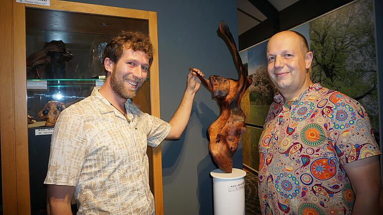 Michael Dohrmann (rechts) und der Künstler Elias Frisch tauschen sich über die Skulptur &quot;Der Tänzer&quot; aus.