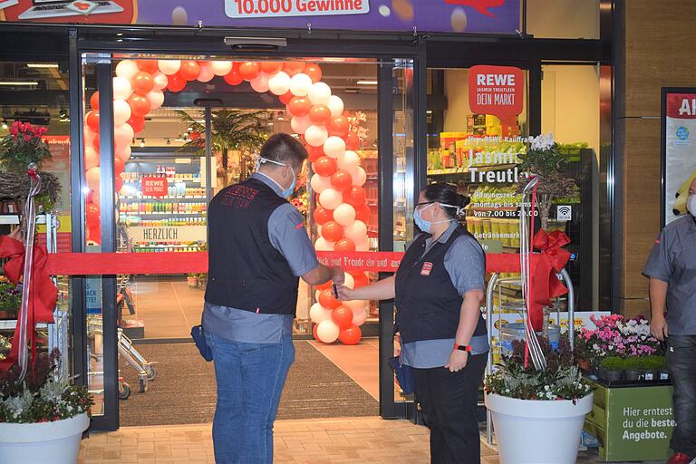 REWE-Kauffrau Jasmin Treutlein ein ganz besonderer Tag: Gemeinsam mit ihrem Ehemann Thomas Wiemer hat sie ihren neuen REWE-Markt in Arnstein eröffnet. REWE-Kauffrau Jasmin Treutlein ein ganz besonderer Tag: Gemeinsam mit ihrem Ehemann Thomas Wiemer hat sie ihren neuen REWE-Markt in Arnstein eröffnet.