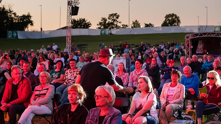 Jan Josef Liefers suchte bei seinem Konzert auf dem Kessler Field immer wieder den Kontakt mit dem Publikum. Jan Josef Liefers suchte bei seinem Konzert auf dem Kessler Field immer wieder den Kontakt mit dem Publikum.