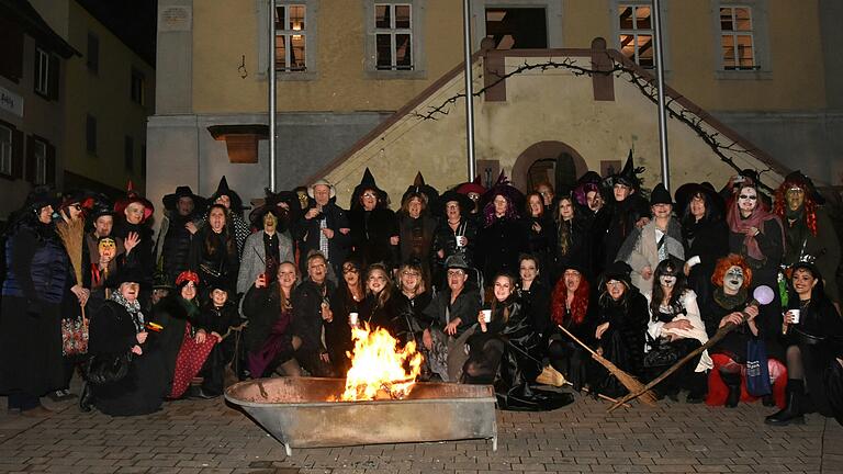 Mit der Festnahme des Bürgermeisters und der Aufhängung von Kamerad Fasching am Pranger übernehmen die Hexen bis zum Aschermittwoch den Schlüssel für das Rathaus. Obwohl Bürgermeister Günter Schumacher viel Wein und Häppchen spendiert hatte, fanden die Hexen kein Erbarmen. Mit der Festnahme des Bürgermeisters und der Aufhängung von Kamerad Fasching am Pranger übernehmen die Hexen bis zum Aschermittwoch den Schlüssel für das Rathaus. Obwohl Bürgermeister Günter Schumacher viel Wein und Häppchen spendiert hatte, fanden die Hexen kein Erbarmen.