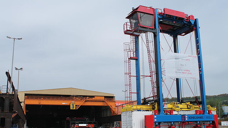 Das Metallbauunternehmen Konecranes ist einer der vielen Ableger der traditionsreichen Noell-Gruppe in Würzburg. Noell war früher eine der wenigen Adressen für Schwerindustrie in Würzburg und ein bekannter Arbeitgeber. Konecranes stellt solche Straddle Carrier (Portalhubwagen) her, die man vor allem von  Containerumschlagplätzen in Häfen kennt. Diese Carrier von Noell gibt es seit 50 Jahren und sind ein rein Würzburger Produkt. In dem Konecranes-Werk arbeiten in der Fertigung (Bild: Blick in eine der bis zu 500 Meter langen Werkshallen) 250 Menschen, weitere 150 entfallen auf die Verwaltung.
