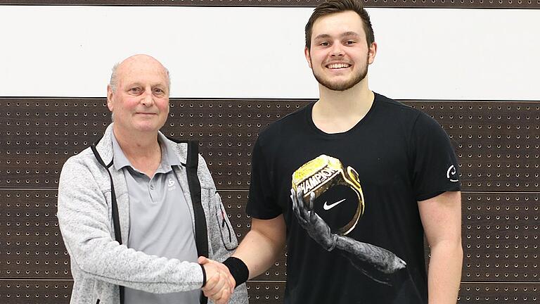 Dieter Schulz (links), Geschäftsführer der Spielbetriebsgesellschaft, begrüßt Leon Rastner nach knapp fünf Jahren beim SC Magdeburg zurück beim HSC Bad Neustadt.