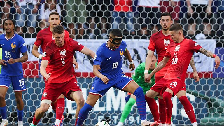 Remis       -  Die Franzosen um Kylian Mbappé (M.) kamen gegen Polen nur zu einem Unentschieden.