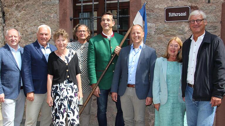 Der bisherige Vorstand der Freunde der Trimburg hat sich bewährt und wurde einstimmig wiedergewählt (von links) Thomas Bold, Bernd Strauß, Bärbel Sauskojus, Matthias Schiebl, Micha Strauß, Johannes Krumm sowie die beiden neuen Mitglieder Petra von... - Der bisherige Vorstand der Freunde der Trimburg hat sich bewährt und wurde einstimmig wiedergewählt (von links) Thomas Bold, Bernd Strauß, Bärbel Sauskojus, Matthias Schiebl, Micha Strauß, Johannes Krumm sowie die beiden neuen Mitglieder Petra von Schoen und Jochen Partsch. Der bisherige Vorstand der Freunde der Trimburg hat sich bewährt und wurde einstimmig wiedergewählt (von links) Thomas Bold, Bernd Strauß, Bärbel Sauskojus, Matthias Schiebl, Micha Strauß, Johannes Krumm sowie die beiden neuen Mitglieder Petra von... - Der bisherige Vorstand der Freunde der Trimburg hat sich bewährt und wurde einstimmig wiedergewählt (von links) Thomas Bold, Bernd Strauß, Bärbel Sauskojus, Matthias Schiebl, Micha Strauß, Johannes Krumm sowie die beiden neuen Mitglieder Petra von Schoen und Jochen Partsch.