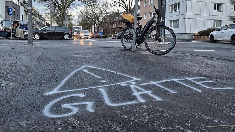 Bis Donnerstagmittag kann es in Mainfranken auf den Straßen und Wegen glatt werden.