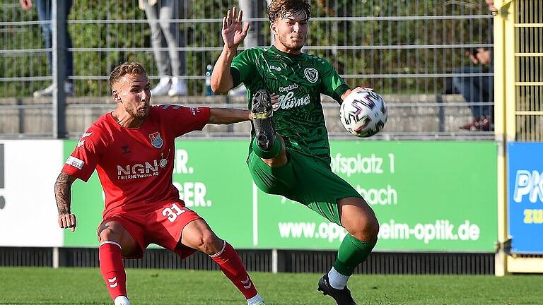 SpVgg Ansbach - TSV Aubstadt       -  Leon Heinze (links) brachte den TSV Aubstadt mit seinem Treffer zum 2:1 im Pokalspiel bei der SpVgg Ansbach (rechts Maximilian Takacs) spät auf die Siegerstraße.