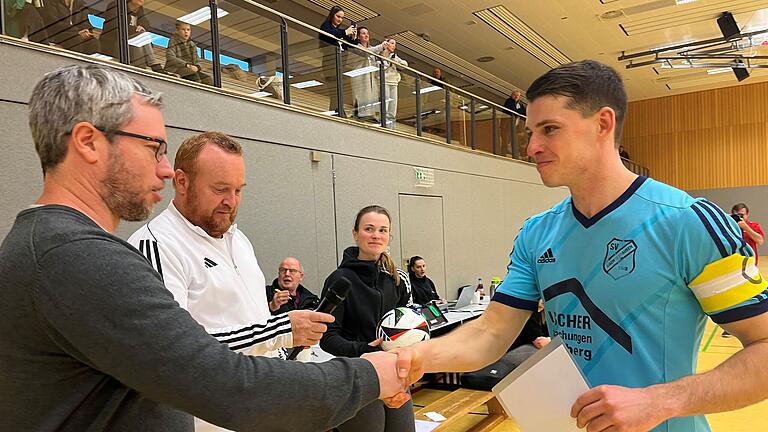 Der TSV Großbardorf ist Futsal-Kreismeister       -  Tobias Koch, Kapitän des SV Machtilshausen, bei der Siegerehrung. Der A-Klassist wurde erst im Finale gestoppt.