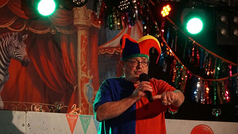 Rudolf Dill als Narr stellt den Elferrat vor. Rudolf Dill als Narr stellt den Elferrat vor.