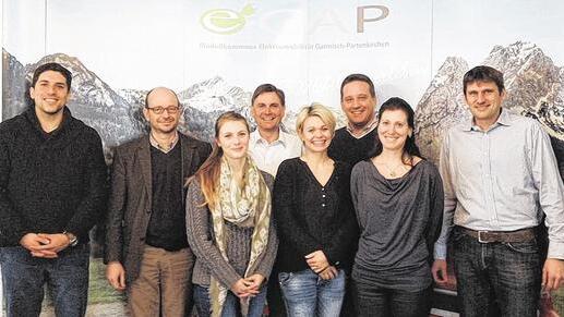 Projektteams untereinander: Die E-Mobil-Mitarbeiter aus der ersten bayerischen Modellstadt Bad Neustadt (Dr. Jörg Geier, Bianca Benkert, Ulrich Leber) trafen sich mit dem Team aus der Modellkommune Garmisch-Partenkirchen. Projektteams untereinander: Die E-Mobil-Mitarbeiter aus der ersten bayerischen Modellstadt Bad Neustadt (Dr. Jörg Geier, Bianca Benkert, Ulrich Leber) trafen sich mit dem Team aus der Modellkommune Garmisch-Partenkirchen.