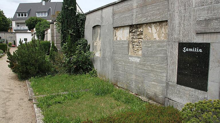Von 1467 Grabstellen sind mittlerweile 269 aufgelassen. Von 1467 Grabstellen sind mittlerweile 269 aufgelassen.