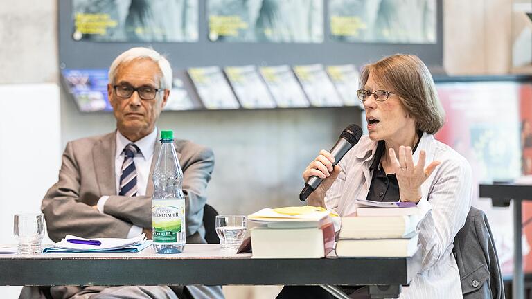 In der Diskussion: Die Theologin Antonia Leugers, neben ihr der ehemalige Münchner Stadtarchivar Hans-Joachim Hecker während der Veranstaltung zu Kardinal Faulhaber im Museum im Kulturspeicher in Würzburg. In der Diskussion: Die Theologin Antonia Leugers, neben ihr der ehemalige Münchner Stadtarchivar Hans-Joachim Hecker während der Veranstaltung zu Kardinal Faulhaber im Museum im Kulturspeicher in Würzburg.