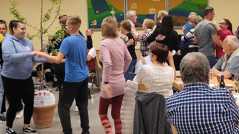 Beim Abschlussabend tanzten Oberpleichfelder und Urkuter um den Apfelbaum, der demnächst in Úrkút gepflanzt wird. Beim Abschlussabend tanzten Oberpleichfelder und Urkuter um den Apfelbaum, der demnächst in Úrkút gepflanzt wird.