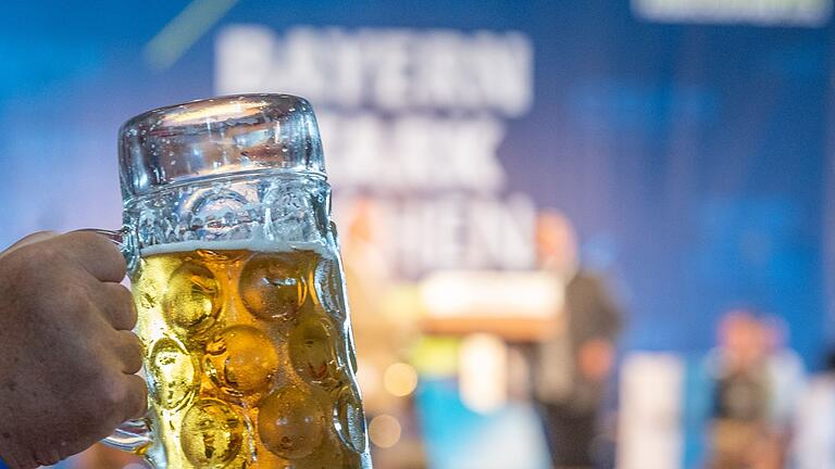 Bier - Ein Mann hält eine Maß Bier hoch. Bier - Ein Mann hält eine Maß Bier hoch.