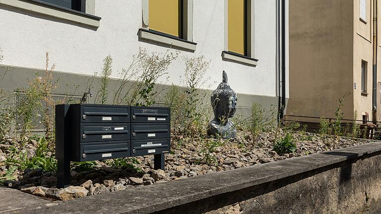 Ein Schottergarten mit Buddha vor einem Mehrfamilienhaus in der Würzburger Sanderau. Vor einigen Jahren war hier noch ein begrünter Vorgarten. Ein Schottergarten mit Buddha vor einem Mehrfamilienhaus in der Würzburger Sanderau. Vor einigen Jahren war hier noch ein begrünter Vorgarten. 