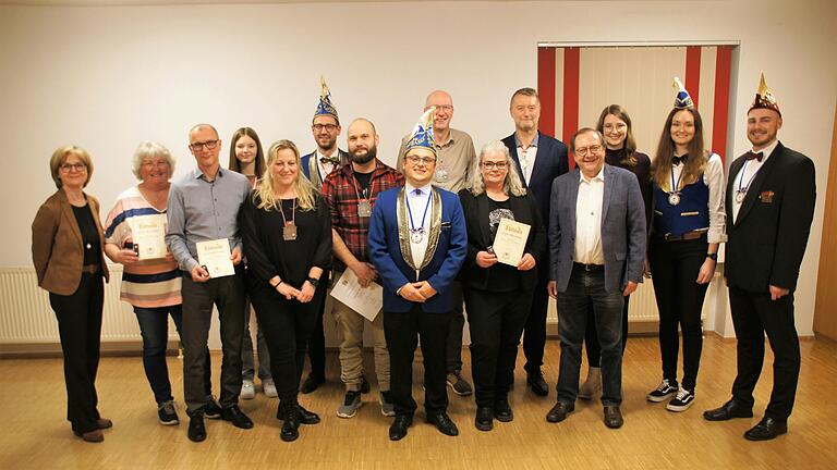 Auf dem Foto 1. Bürgermeisterin Bettina Bärmann, Jutta Brand, Joachim Schleifenbaum, Johanna Zimmermann, Yvonne Gerstner, Sitzungspräsident Alex Schäfer, Michael Bauer, Sitzungspräsident Michael Negwer, Andreas Goller, 1. Vorsitzender KEV Günter Rau, Pfarrer Stefan Kömm, Nina Rau, Sitzungspräsidentin Lena Rau und Bezirksbeirat FVF und Gesellschaftspräsident Felix Zirkelbach. Auf dem Foto 1. Bürgermeisterin Bettina Bärmann, Jutta Brand, Joachim Schleifenbaum, Johanna Zimmermann, Yvonne Gerstner, Sitzungspräsident Alex Schäfer, Michael Bauer, Sitzungspräsident Michael Negwer, Andreas Goller, 1. Vorsitzender KEV Günter Rau, Pfarrer Stefan Kömm, Nina Rau, Sitzungspräsidentin Lena Rau und Bezirksbeirat FVF und Gesellschaftspräsident Felix Zirkelbach.