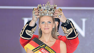 Miss Germany       -  Die Miss Germany 2015 Olga Hoffmann aus Münster bekommt am 28.02.2015 im Europa-Park in Rust (Baden-Württemberg) auf der Bühne von Designer Harald Glööckler die Krone aufgesetzt.