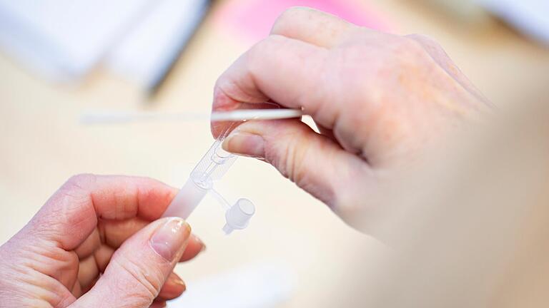 Kein Ende in Sicht: Auch am Dienstag meldete das Gesundheitsamt Haßberge mehr als 300 Neuinfektionen mit dem Coronavirus. Kein Ende in Sicht: Auch am Dienstag meldete das Gesundheitsamt Haßberge mehr als 300 Neuinfektionen mit dem Coronavirus.