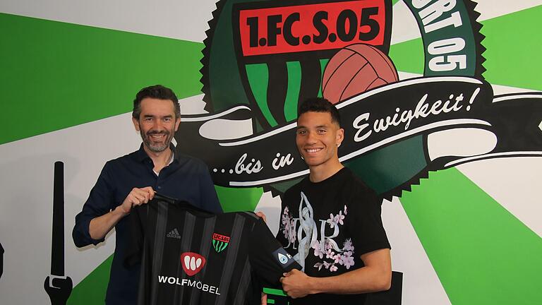 Auf eine weitere Saison: FC-05-Sportleiter Robert Hettich (links) mit Malik McLemore bei der Vertragsverlängerung. Auf eine weitere Saison: FC-05-Sportleiter Robert Hettich (links) mit Malik McLemore bei der Vertragsverlängerung.