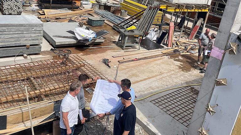 Das Expertenteam trifft sich jeden Mittwoch zum Jour fixe auf der Baustelle. Das Expertenteam trifft sich jeden Mittwoch zum Jour fixe auf der Baustelle. 