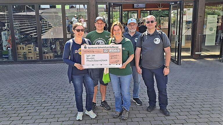 Im Bild der Vorstand bei der Spendenübergabe (von links): Ursula Lehfer (stellv. Vorsitzende), Florian Dittert (Vorsitzender), Dr. Tanja Spengler (Diplom-Biologin des Opel-Zoos), Peter Stößel (Beisitzer), Torsten Ott (Schatzmeister). Im Bild der Vorstand bei der Spendenübergabe (von links): Ursula Lehfer (stellv. Vorsitzende), Florian Dittert (Vorsitzender), Dr. Tanja Spengler (Diplom-Biologin des Opel-Zoos), Peter Stößel (Beisitzer), Torsten Ott (Schatzmeister).