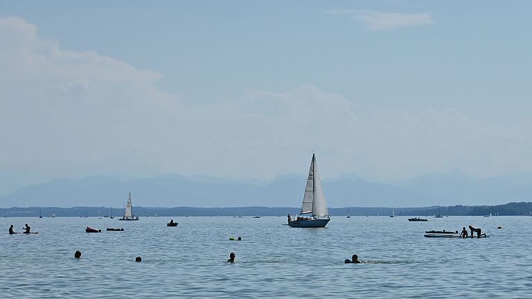 Sommerferien in Bayern       -  Der Renter treibt regungslos im Wasser. Dann wird er von einem Mann gerettet. (Symbolbild)