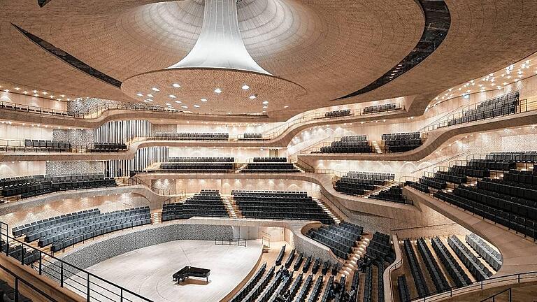 Kathedralenhaft, dennoch behaglich und mit exzellenter Akustik: So beurteilt Dirigent Thomas Hengelbrock den großen Saal der Elbphilharmonie.