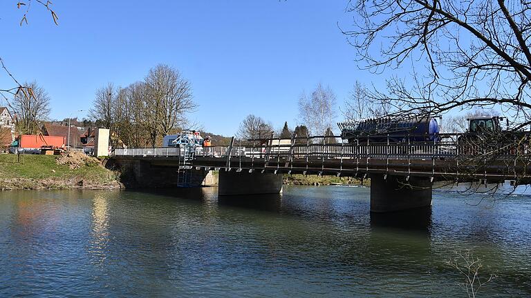 Zwar erst 54 Jahre alt, doch eine umfangreiche Sanierung zur Sicherung des Verkehrs der Tauber- und Mühlbachbrücke mit Kosten von über einer halben Million ohne Fördermittel ist unumgänglich.