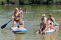 Einige Menschen genießen am Sonntag die warmen Temperaturen mit einer Erfrischung im Erlabrunner Badesee (Landkreis Würzburg).
