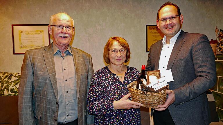 Bürgermeister Michael Hombach gratuliert Irma und Manfred Brust aus Karlstadt zur Goldenen Hochzeit.