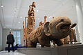 Kunst aus Kamerun.jpeg       -  Eine Trommel aus Kamerun, die die Form eines Fantasietieres hat, ist im Humboldt Forum ausgestellt.
