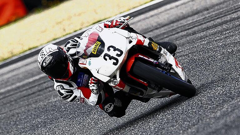 Freiheit auf zwei Rädern genießen - (mro) Am Donnerstag, 15. August, sind auf dem Bleichwasen in Etwashausen die Räder los. Drei Motorrad-Händler aus der Region stellen von 11 bis 17 Uhr ihre Modelle vor und laden zu Probefahrten ein. „Wir bieten rund 20-minütige Rundfahrten in Begleitung eines Profis an“, sagt der Organisator Elmar Eck. Teilnehmen kann jeder, der seine Schutzkleidung und den für die jeweiligen Fahrzeuge benötigten Führerschein mitbringt. Die vielfältigen Zweiräder sind von Harley-Davidson, BMW, Honda und Yamaha und werden von Motorrad Witzel, Motorradhaus Ebert und Motorradhandel Christoph Repp zur Verfügung gestellt. Wer keinen Führerschein besitzt, darf unter Aufsicht der Fahrschule Kwiotek trotzdem 'mal eine Runde drehen. Freiheit auf zwei Rädern genießen - (mro) Am Donnerstag, 15. August, sind auf dem Bleichwasen in Etwashausen die Räder los. Drei Motorrad-Händler aus der Region stellen von 11 bis 17 Uhr ihre Modelle vor und laden zu Probefahrten ein. „Wir bieten rund 20-minütige Rundfahrten in Begleitung eines Profis an“, sagt der Organisator Elmar Eck. Teilnehmen kann jeder, der seine Schutzkleidung und den für die jeweiligen Fahrzeuge benötigten Führerschein mitbringt. Die vielfältigen Zweiräder sind von Harley-Davidson, BMW, Honda und Yamaha und werden von Motorrad Witzel, Motorradhaus Ebert und Motorradhandel Christoph Repp zur Verfügung gestellt. Wer keinen Führerschein besitzt, darf unter Aufsicht der Fahrschule Kwiotek trotzdem 'mal eine Runde drehen.