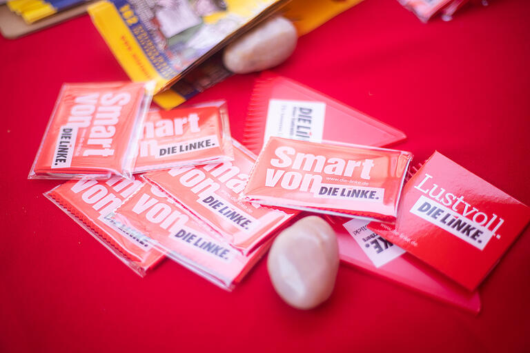 Kleine Geschenke für die Wähler verteilt die Würzburger Linke in der Innenstadt. Kleine Geschenke für die Wähler verteilt die Würzburger Linke in der Innenstadt.