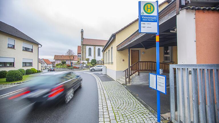 Eine Meinung, die für viele in Aidhausen, Burgpreppach und Riedbach - hier die Bushaltestelle in Kleinsteinach - steht: 'Ohne Auto ist man hier aufgeschmissen.'