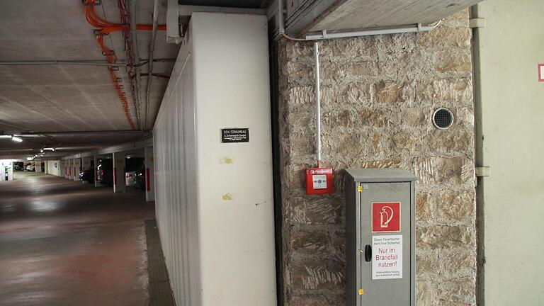 Schätzungsweise 40 Zentimeter stark sind die mächtigen Stahltore zum Verschließen der Karlstadter Tiefgarage. Schätzungsweise 40 Zentimeter stark sind die mächtigen Stahltore zum Verschließen der Karlstadter Tiefgarage.