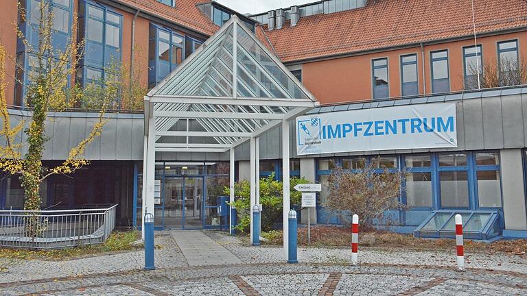 Zum 1. Januar 2023 schließt das Impfzentrum in der ehemaligen Kreisklinik Bad Neustadt. Dort könnte dann vorübergehend die IT-Abteilung des Landratsamtes unterkommen, bis deren Räumlichkeiten instand gesetzt sind. An einen Verkauf des Gebäudes ist derzeit nicht gedacht. Zum 1. Januar 2023 schließt das Impfzentrum in der ehemaligen Kreisklinik Bad Neustadt. Dort könnte dann vorübergehend die IT-Abteilung des Landratsamtes unterkommen, bis deren Räumlichkeiten instand gesetzt sind. An einen Verkauf des Gebäudes ist derzeit nicht gedacht.