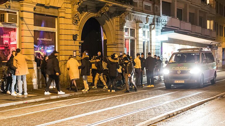 In Bars der Würzburger Sanderstraße (Archivbild) kommt es derzeit vermehrt zu Diebstählen. Die Polizei gibt Tipps. In Bars der Würzburger Sanderstraße (Archivbild) kommt es derzeit vermehrt zu Diebstählen. Die Polizei gibt Tipps. 