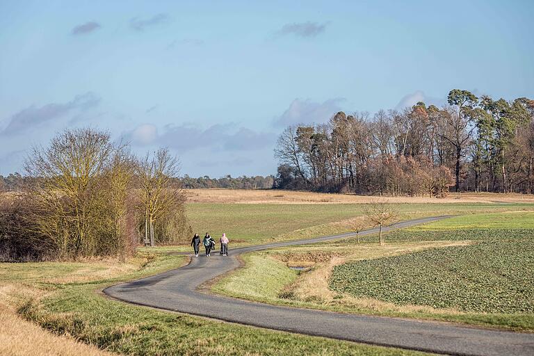 Nach knapp einem Kilometer verlässt man die Gemeinde und kommt in die freie Natur. Nach knapp einem Kilometer verlässt man die Gemeinde und kommt in die freie Natur. 