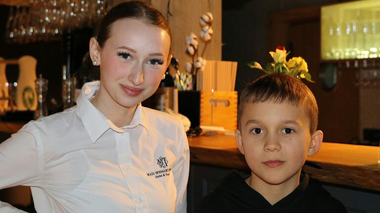 Zu Besuch im Restaurant Main Spessart Terrasse in Gemünden. Die Kinder der Inhaberin Elena Sperling, Alexandra (links) und Nikita, helfen mit im Restaurant.