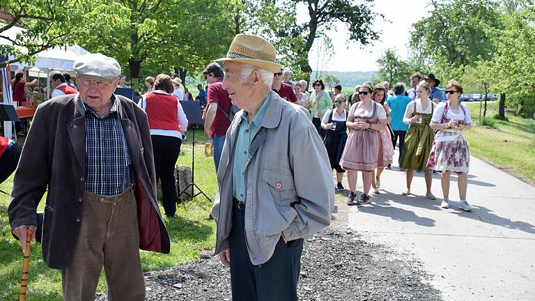 Weinwandertag in Ippesheim: Mit dabei auch Paul Pfeiffer (96) und Rudolf Hegwein (92).