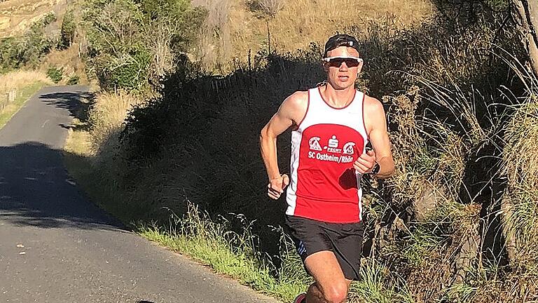 Rhys Bischop (im Bild) trägt auch in Neuseeland beim Training das Trikot seines Vereins, des SC Ostheim.