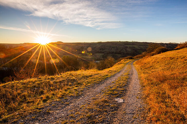 Über Wiesenwege geht die Wanderung nach Vorbachzimmern mit einem schönen Ausblick hinunter ins Tal. Über Wiesenwege geht die Wanderung nach Vorbachzimmern mit einem schönen Ausblick hinunter ins Tal.